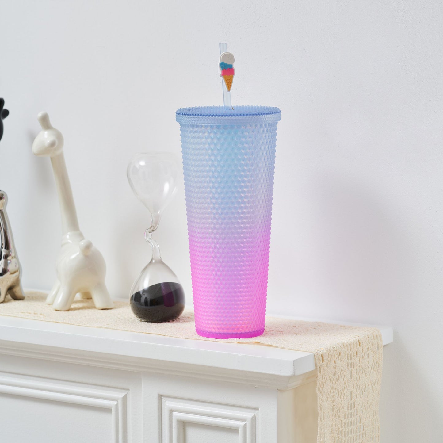 Full inlaid glass. Mattly black inlaid glass with a lid and straw. Repeatable double -wall insulation travel glass. Plastic acrylic soft color glass, suitable for ice coffee smoothies