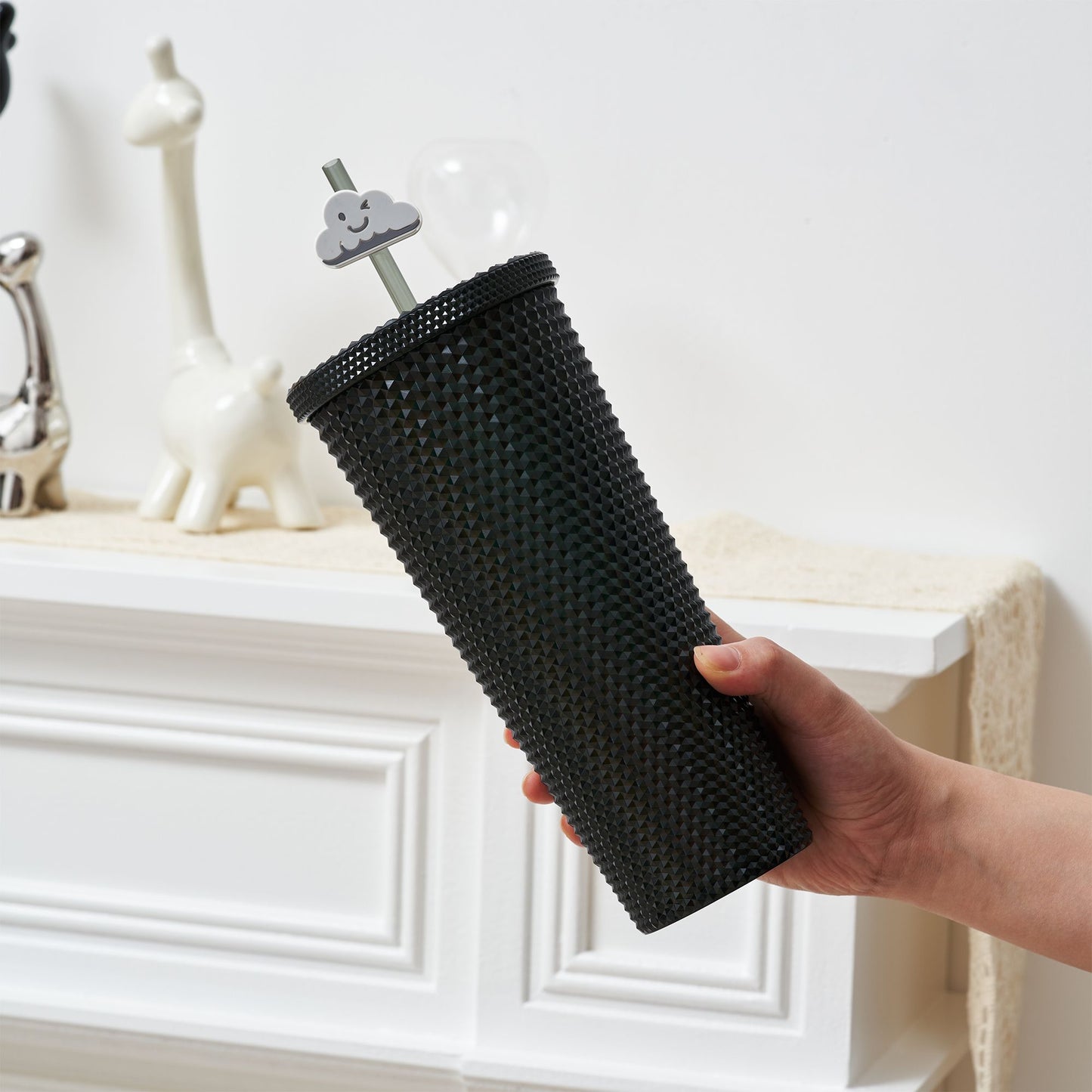 Full inlaid glass. Mattly black inlaid glass with a lid and straw. Repeatable double -wall insulation travel glass. Plastic acrylic soft color glass, suitable for ice coffee smoothies