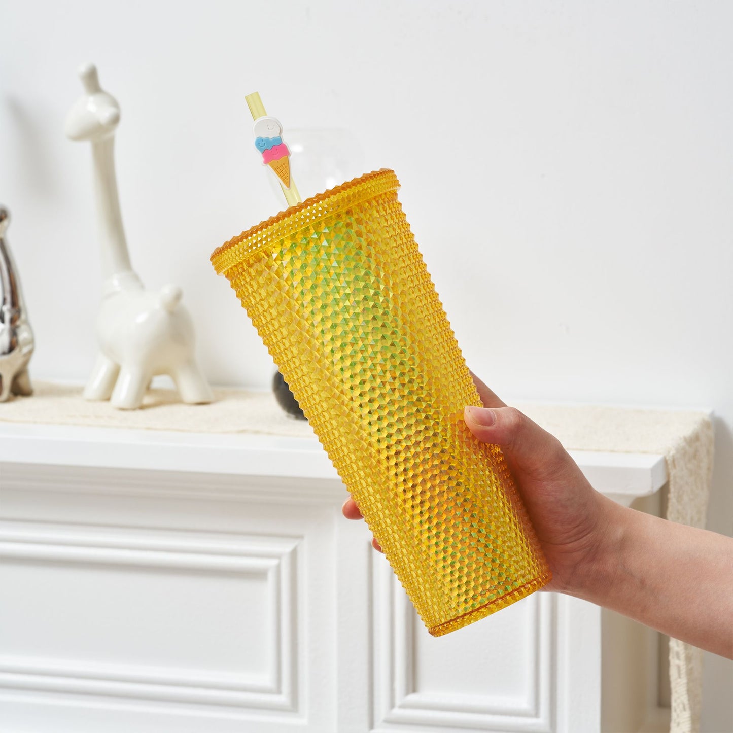 Full inlaid glass. Mattly black inlaid glass with a lid and straw. Repeatable double -wall insulation travel glass. Plastic acrylic soft color glass, suitable for ice coffee smoothies