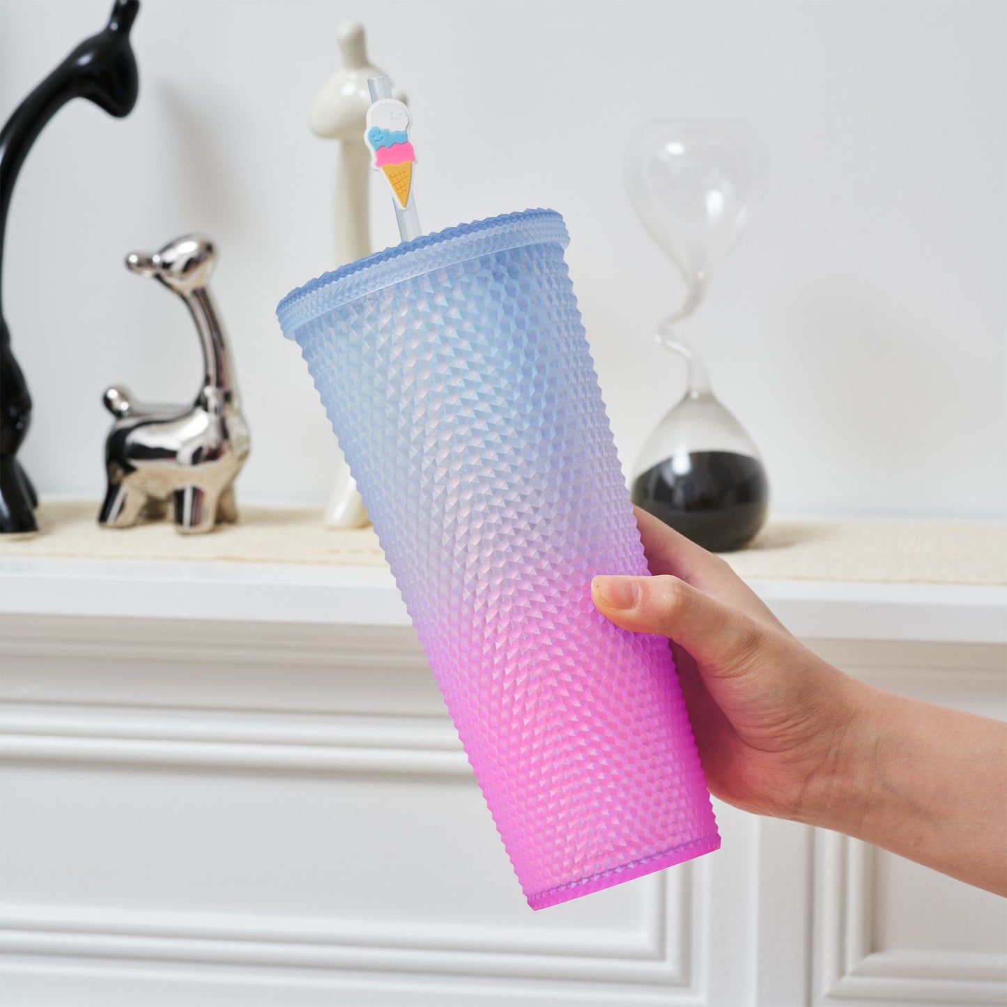Full inlaid glass. Mattly black inlaid glass with a lid and straw. Repeatable double -wall insulation travel glass. Plastic acrylic soft color glass, suitable for ice coffee smoothies
