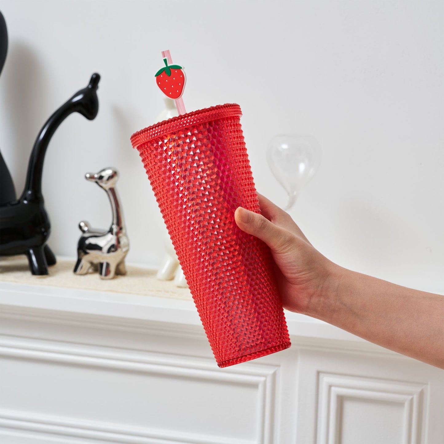 Full inlaid glass. Mattly black inlaid glass with a lid and straw. Repeatable double -wall insulation travel glass. Plastic acrylic soft color glass, suitable for ice coffee smoothies