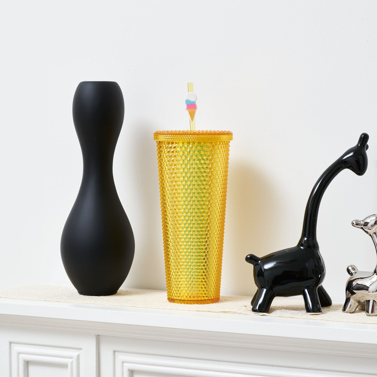 Full inlaid glass. Mattly black inlaid glass with a lid and straw. Repeatable double -wall insulation travel glass. Plastic acrylic soft color glass, suitable for ice coffee smoothies