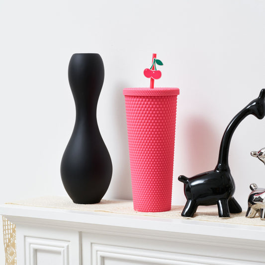 Full inlaid glass. Mattly black inlaid glass with a lid and straw. Repeatable double -wall insulation travel glass. Plastic acrylic soft color glass, suitable for ice coffee smoothies
