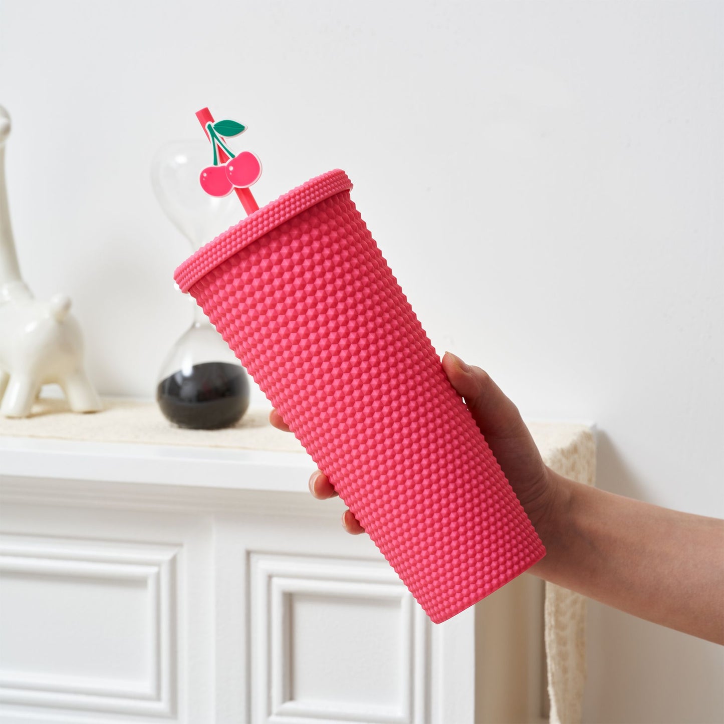 Full inlaid glass. Mattly black inlaid glass with a lid and straw. Repeatable double -wall insulation travel glass. Plastic acrylic soft color glass, suitable for ice coffee smoothies